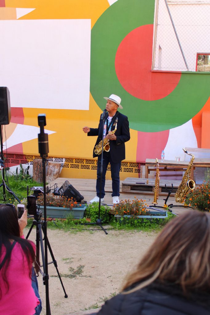 Jorge Laún, el músico hablando hacia el público