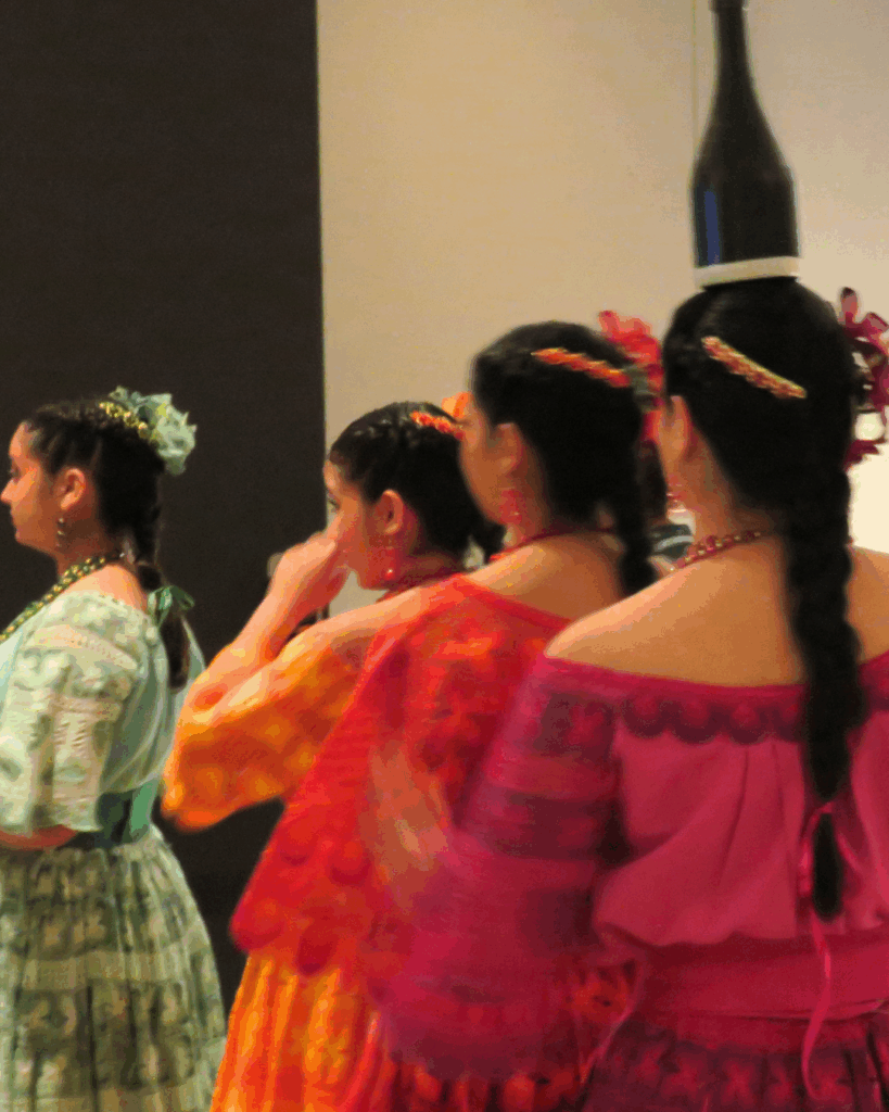 grupo de baile tradicional latinoamérica